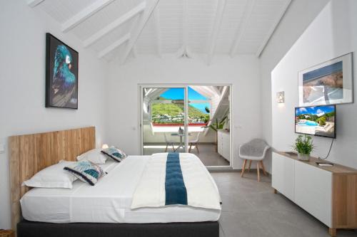 Cul de Sac House | Beautiful suite S12 with pool and sea view