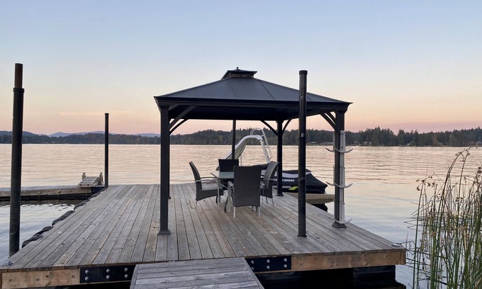 Shawnigan Lake House | Beautiful Sunny Lakefront house on Shawnigan Lake