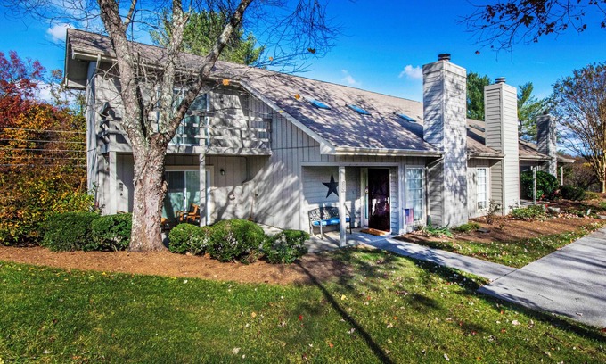 Loudon House | Beautiful Tellico Village Townhome