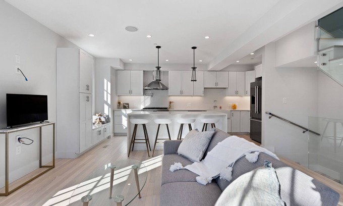 Arlington House | Beautiful Townhouse close to Boston