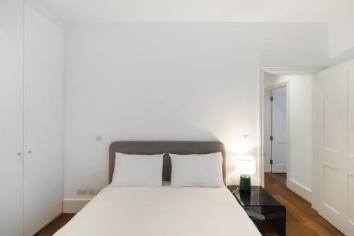 Madinat Zayed Apartment | Beautiful two bed in Central London - Kensington