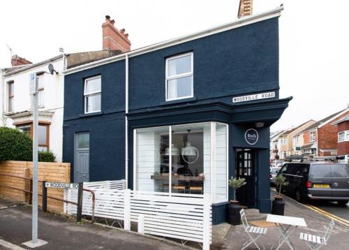 Mumbles House | Beautiful Two Bed Mumbles Flat - with parking space