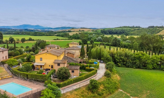 Monteroni d'Arbia House | Beautiful villa with WIFI, pool, A/C, TV, patio, pets allowed, panoramic view and parking
