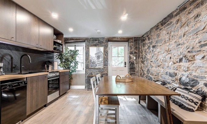 Vieux-Quebec-Cap-Blanc-colline Parlementaire Apartment | Beautiful Vieux Quebec 2 Bed Apt