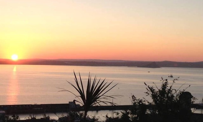 Newlyn Apartment | Beautiful views over Mounts Bay. Cosy flat in the fishing village of Newlyn