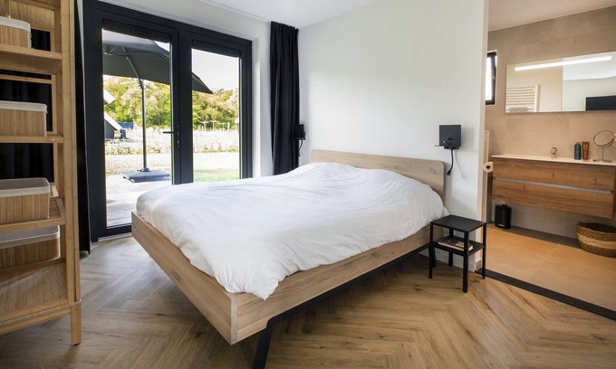 Sint Nicolaasga Villa | Beautiful villa on the water in Friesland