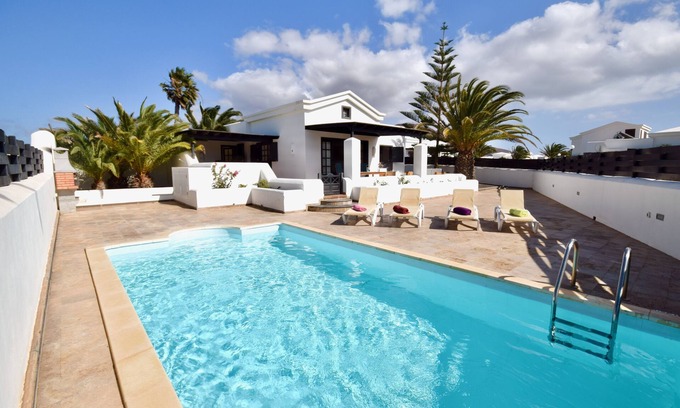 Montana Roja Villa | Beautiful villa & Private pool & Free wifi& parking & BBC international channels