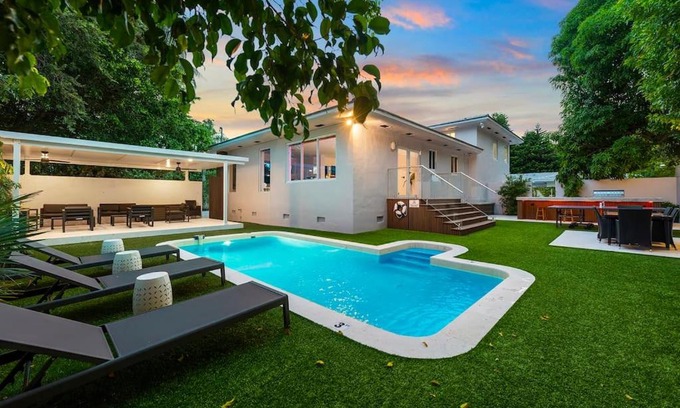 Seybold House | Beautiful Villa with heated pool Must seen!