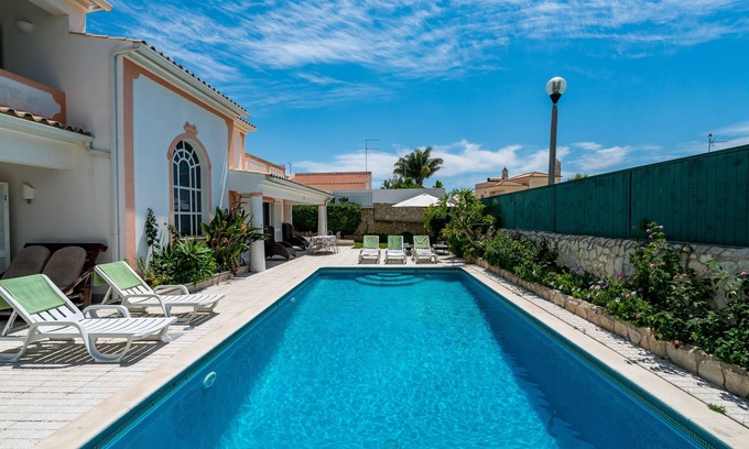Correeira Villa | Beautiful villa with garden and swimming pool nearby the STRIP and beach