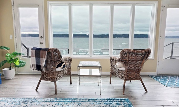 Greenbank House | Beautiful Whidbey Island Waterfront 2 Bedroom, 2 Bath home, Sleeps 6