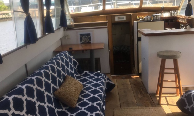 Fox Point Boat Rental | Beautiful Yacht/Houseboat in Downtown Providence