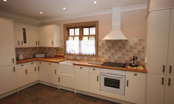 Girvan Cottage | Beautifully appointed single storey cottage with delightful sea and countryside views.