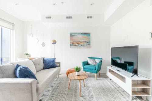 High Park-Swansea Hotel | Beautifully Furnished 3BR Apartment Close to High Park Neatest Intersection Lane N Bloor E Indian Rd