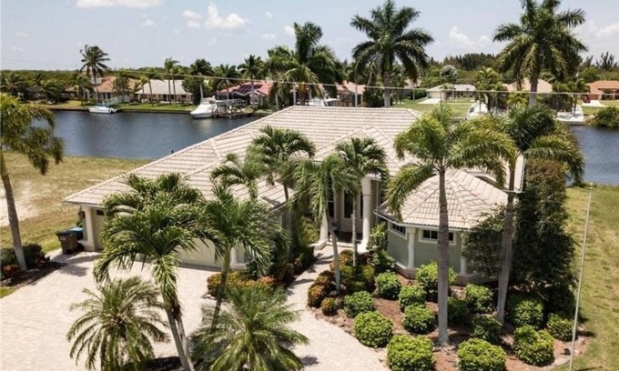Pelican House | Beautifully maintained 4 bed/2 bath on canal w/pool & sailboat access