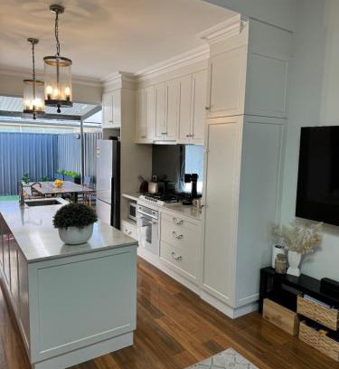 Glenelg Apartment | Beautifully renovated maisonette