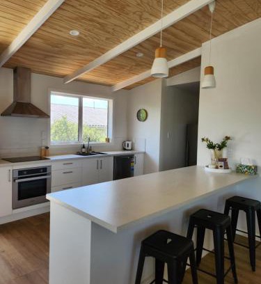 Blenheim House | Beautifully renovated townhouse, easy walk to CBD