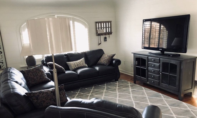 Kamas House | Beautifully Restored Farmhouse- Drive a little, save a lot