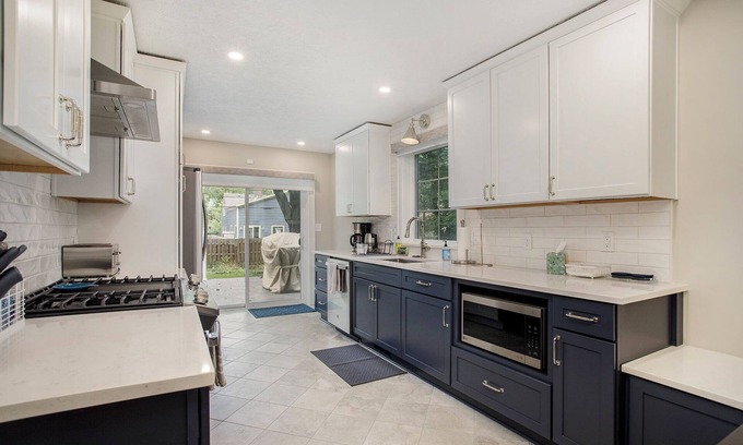 Harters Heights House | Beautifully updated Home- Walk to Notre Dame -sleeps 12