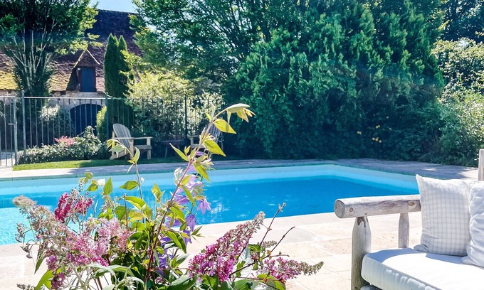 Tourtoirac Bed & Breakfast | Bed and Breakfast 'Domaine De Pragelier, Le Cottage' with Shared Pool