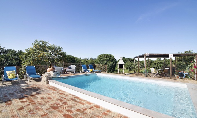 Portimao Bed & Breakfast | Bed and Breakfast 'Quarto Jasmim Azul' with Shared Pool, Wi-Fi and Air Conditioning