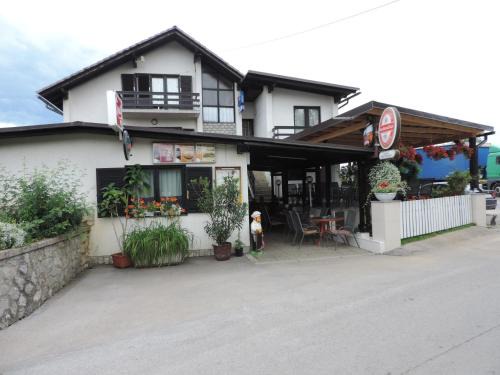 Ogulin House | Bed and Breakfast Victoria