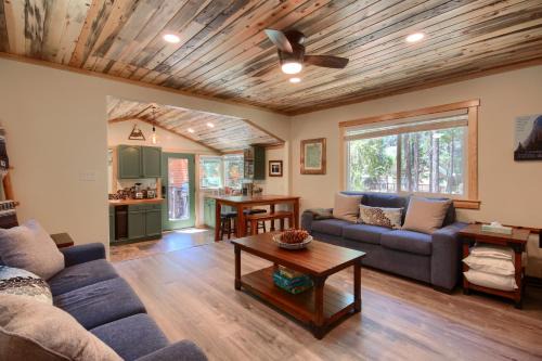 North Wawona House | Beetlebark Bungalow- Inside Yosemite w/hot tub EV charging cable