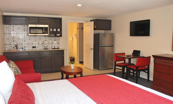 Alamosa Apartment | Bell Main Studios 104