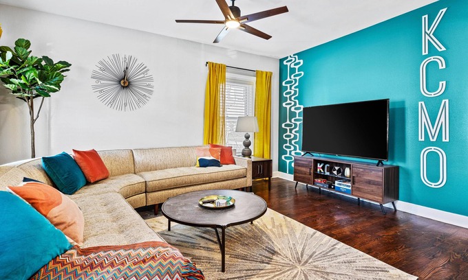 Westport Apartment | Belvedere Flats - 2 units! Gorgeous Remodel + Walkable to Westport!