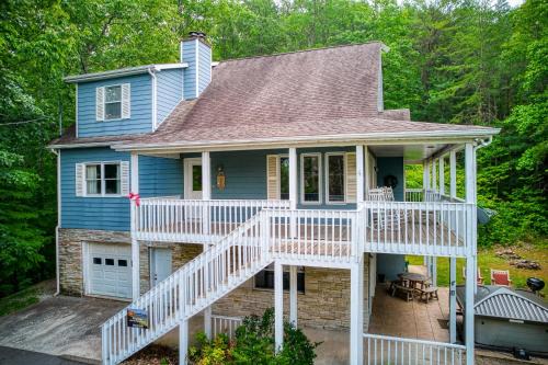 Townsend Ski Chalet | Berg Stuga, Get 1089 free Attraction Tickets per Paid Day, Dollywood Included!