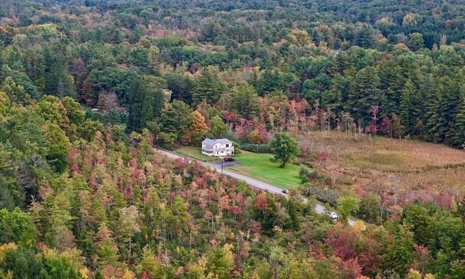 Great Barrington House | Berkshires/Great Barrington Chic & Cozy, Sleeps 10