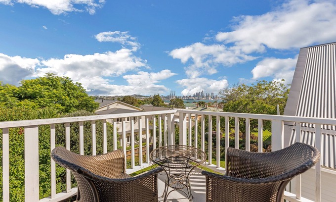 Devonport Apartment | Bespoke Stays - Merry Season Escape