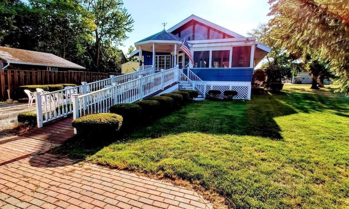 Put-in-Bay House | Best Downtown Location- Large, Beautiful!- The Queen Elizabeth House