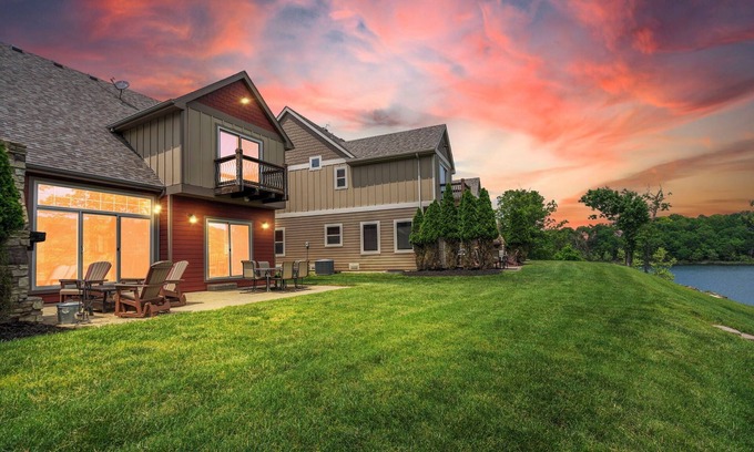 Lampe House | Best Family Friendly Getaway! Luxury Lakefront Villa Dock, Pools, Free Resort Amenities