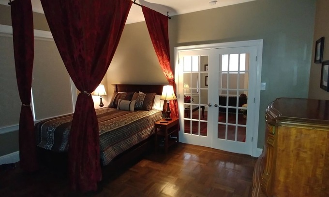East Bronx House | Best in NYC! Urban feel private garden, easy access to all of NYC,NJ, LI & Conn.
