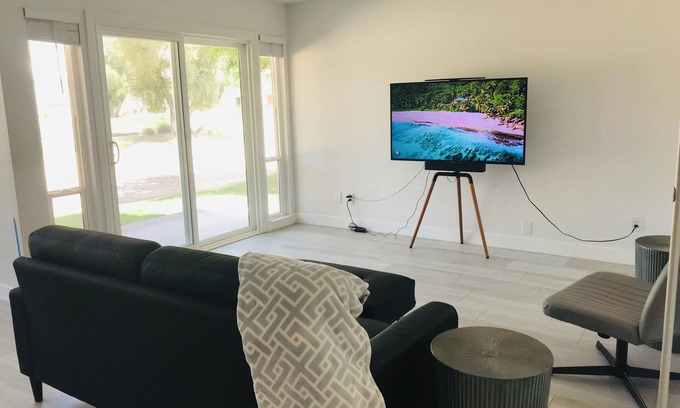Winchester Condo | Best Kept Secret! Las Vegas Country Club Golf Course Guard Gated, strip 1.5 mile