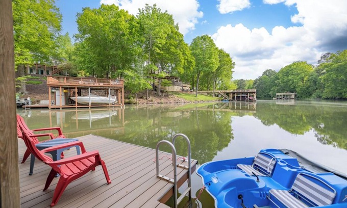 Bracey House | Best of Both Worlds | Expansive Waterviews | Pet-Friendly