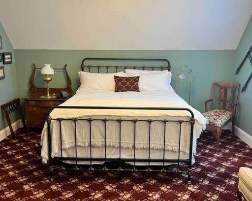Daniels Hill Apartment | Best of My Love - CA King Size Bed+ - Sleeps 2-4