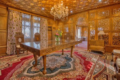 Dal Lake Hotel | Best View Group Of Houseboats