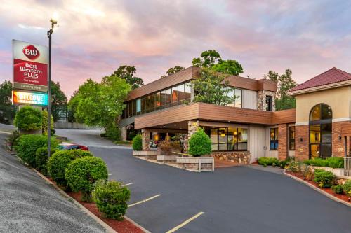 Downtown Branson Hotel | Best Western Plus Landing View Inn & Suites