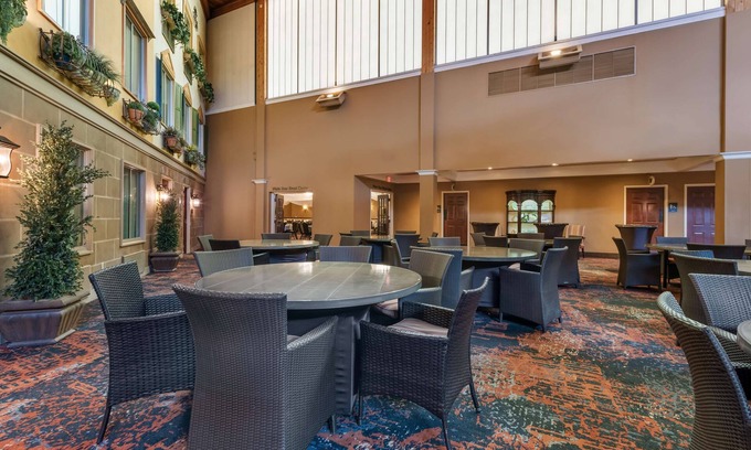 White Bear Lake Hotel | Best Western Plus White Bear Country Inn