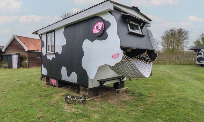 Woodbridge Cottage | BETSY (COW SHED 2), pet friendly, with a garden in Campsea Ashe