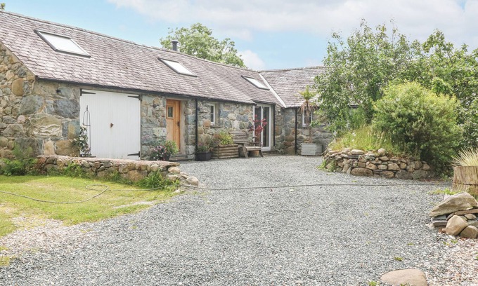 Llandwrog Cottage | BEUDY'R WENNOL, family friendly, luxury holiday cottage in Groeslon