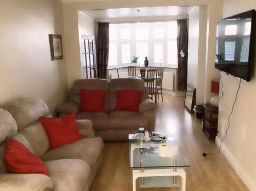 Barnehurst House | Bexleyheath Town Centre Four bedrooms, Five Beds House