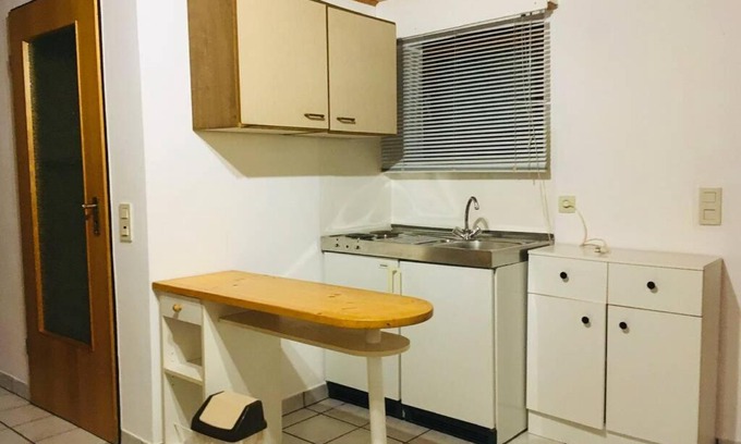 Rheidt Apartment | Biete ruhige Zwei-Zimmer Souterrain-Wohnung