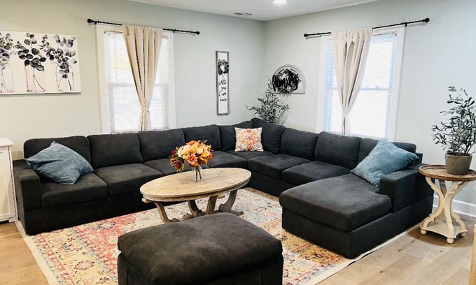 Buechel House | ‘Big’ Little Farmhouse w Hot Tub- 4bd
