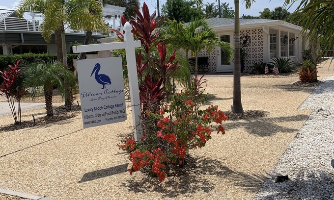 Sarasota Cottage | Big Roomy Beach Cottage: 4 bd/3 ba -2,000 sq ft; 100 ft to beach path; priv pool