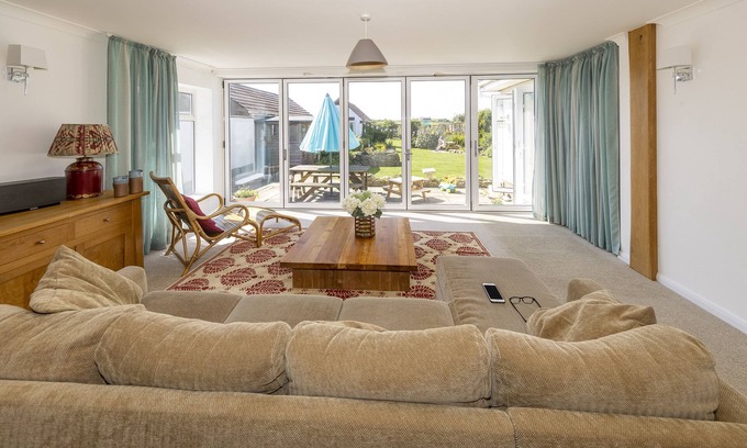 Bridport House | Big Sky-2 min walk Hive Beach Burton Bradstock . Parking Lg Gardens slps 10+ cot