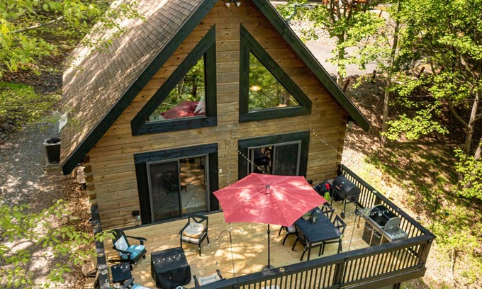 Westlake Corner House | Bigfoot's Mountain Bungalow - Cozy Lakefront Cabin: King Suites / Arcades / Dock