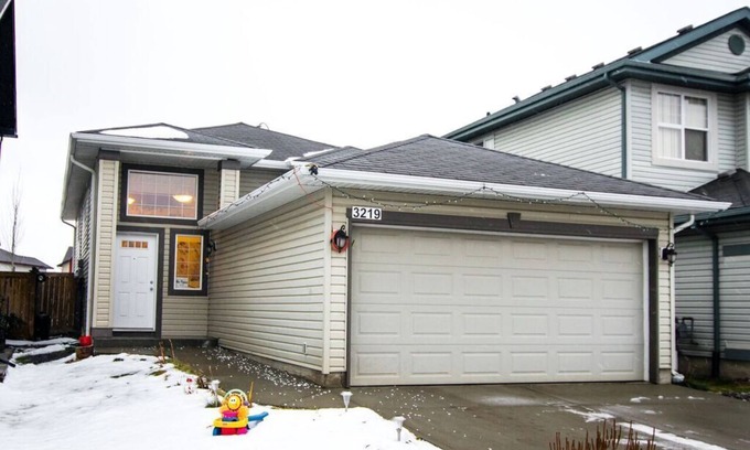 Southeast Edmonton House | Bilevel house Furnished Basement suite ready to stay