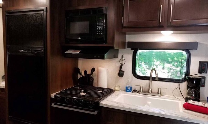 Helmsburg RV Rental | Bill Monroe Camper B